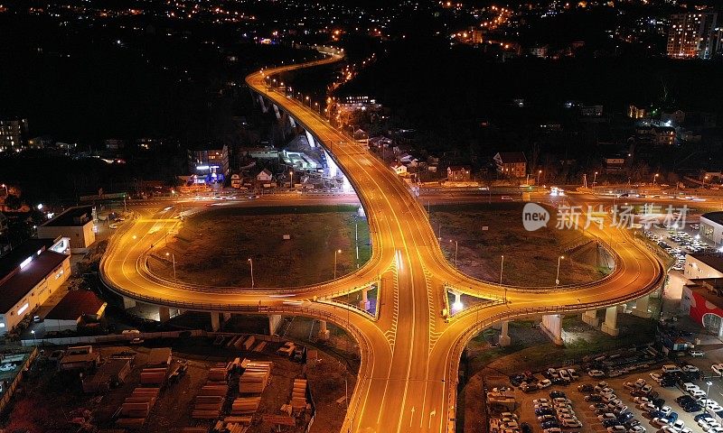 俄罗斯索契市中心高速公路立交桥交通鸟瞰图。夜景。4 k UHD间隔拍摄
